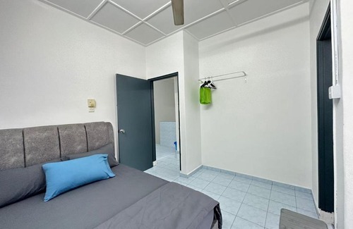 Bandar Baru Permas Jaya House | Family-Friendly Permas Double Storey with WiFi & Netflix