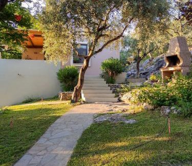 Megalos Prinos Apartment | Pet-Friendly Stay at Pernakria with Exceptional Reviews
