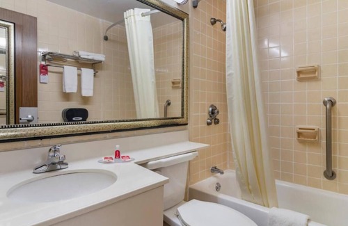 Perry Hotel | Convenient Econo Lodge near Perry National Fair Grounds