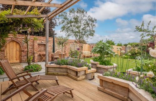 Burnham Market House | Discover Perrystone Cottage 8: Family & Pet Friendly Retreat