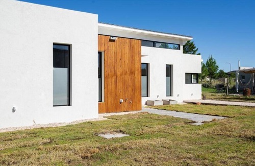 Pinamar House | Perseo 1422: Guest Rated 9.8 with Pool & Family-Friendly Amenities