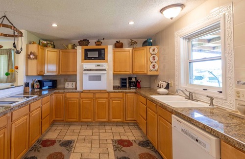 Leicester House | Enchanting Persimmon Green Farmstead: Family & Pet Friendly