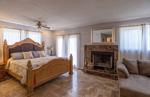 Leicester House | Enchanting Persimmon Green Farmstead: Family & Pet Friendly