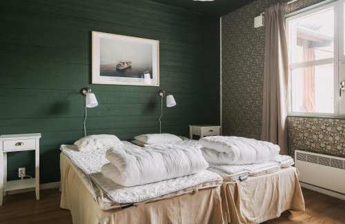 Sjotorp Hostel | Enjoy Oceanfront Comfort at Perssons i Backens Pensionat