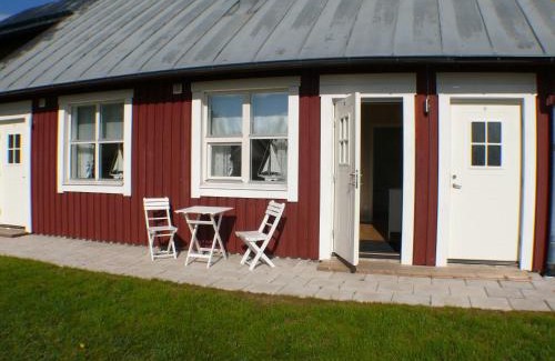 Sjotorp Hostel | Enjoy Oceanfront Comfort at Perssons i Backens Pensionat
