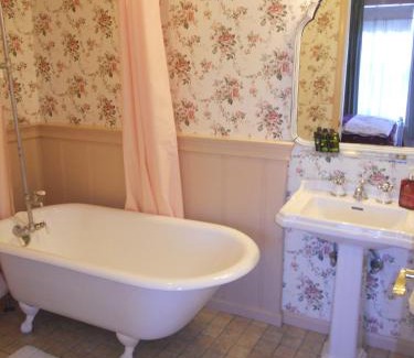 Pescadero House | Delightful Pescadero Creek Inn - Wheelchair Accessible Haven