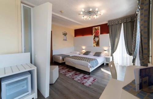 Pallanza Hotel | Discover Pesce d'Oro: Family-Friendly with Restaurant & Kitchen