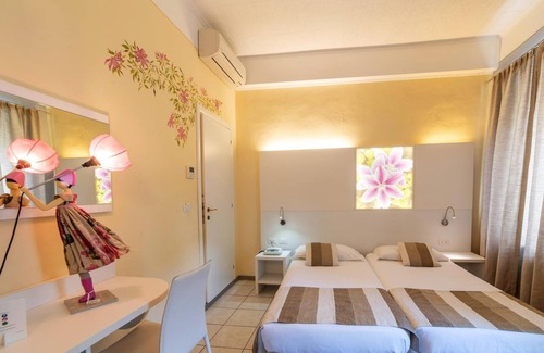 Pallanza Hotel | Discover Pesce d'Oro: Family-Friendly with Restaurant & Kitchen