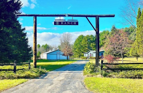 Marinette House | Experience Peshtigo Ranch: Pet & Child Friendly Retreat