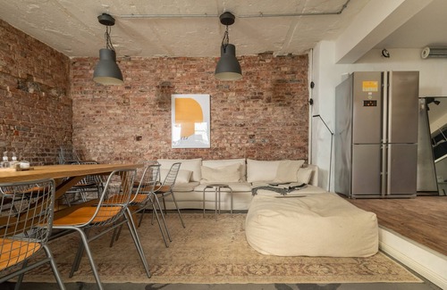 Limmer House | Family-Friendly Townhouse in Linden with Kitchen & Breakfast