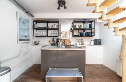 Limmer House | Family-Friendly Townhouse in Linden with Kitchen & Breakfast