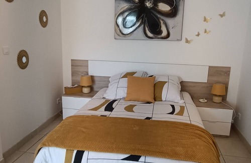 Sainte-Anastasie-sur-Issole Bed & Breakfast | Relaxing Getaway at Petite Pause à la Campagne with Kitchen