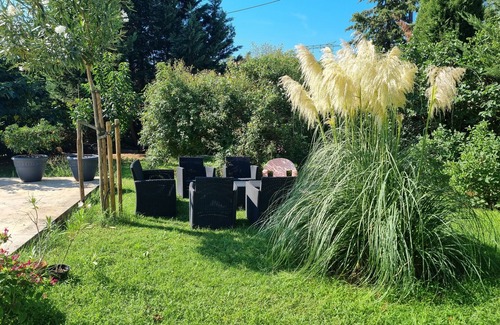 Sainte-Anastasie-sur-Issole Bed & Breakfast | Relaxing Getaway at Petite Pause à la Campagne with Kitchen
