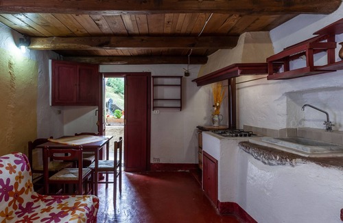Maglietola House | Pet-Friendly Holiday Home Il Castello with Mountain View, Pool & Wi-Fi