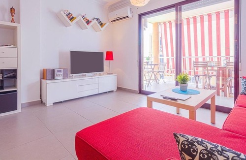 El Moncayo Apartment | Pet Friendly 'Seaview modern Beach Apartment' with Garden & Wi-Fi