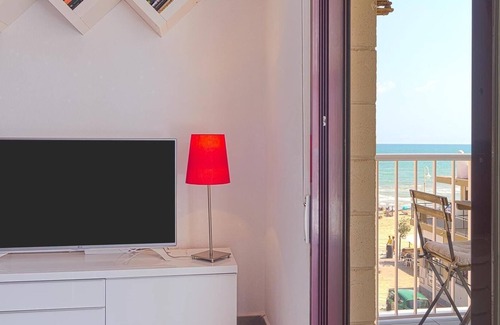 El Moncayo Apartment | Pet Friendly 'Seaview modern Beach Apartment' with Garden & Wi-Fi