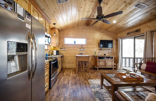 Broken Bow Cabin | Perfect Pet-Friendly Cabin with Hot Tub & Fire Pit