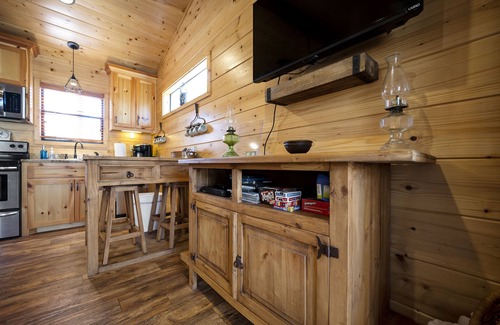 Broken Bow Cabin | Perfect Pet-Friendly Cabin with Hot Tub & Fire Pit