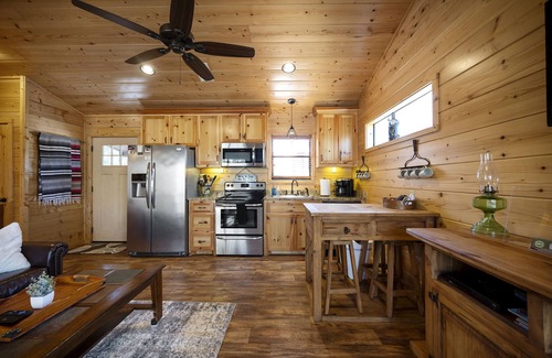 Broken Bow Cabin | Perfect Pet-Friendly Cabin with Hot Tub & Fire Pit