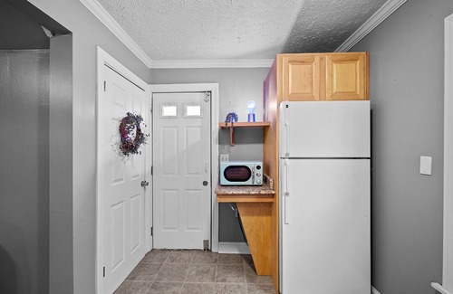 Detroit - Shoreway Apartment | Pet-Friendly 1BR Retreat in Vibrant Ohio City