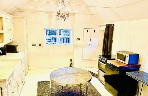 Maidstone Cottage | Relaxing 2-Bed Cottage with Hot Tub and Beautiful Gardens