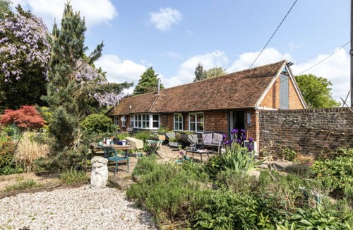 Maidstone Cottage | Relaxing 2-Bed Cottage with Hot Tub and Beautiful Gardens