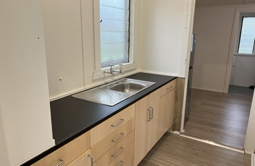 Grafton House | Convenient 2 Bedroom Cottage with Yard for Pet Lovers
