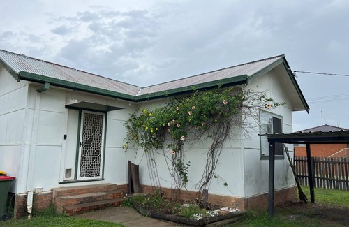 Grafton House | Convenient 2 Bedroom Cottage with Yard for Pet Lovers