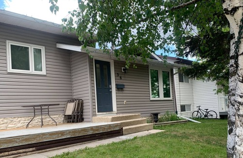 Airdrie House | Pet Friendly, 2 Room Suite on the Park