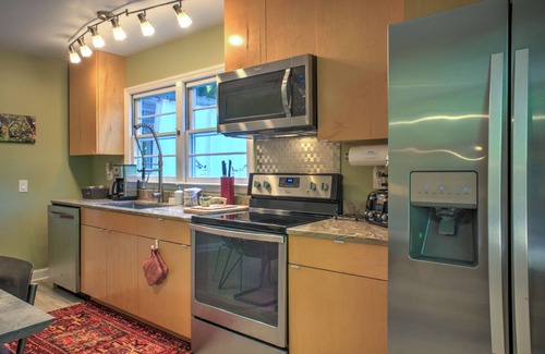 Skyland House | New! Cozy Pet-Friendly Cottage Near Downtown Asheville