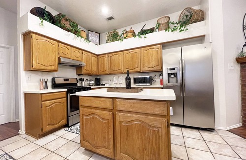 Rowlett House | Pet-Friendly Getaway with Breakfast and Hot Tub in Rowlett