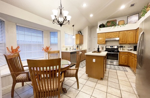 Rowlett House | Pet-Friendly Getaway with Breakfast and Hot Tub in Rowlett