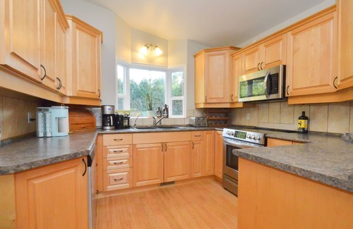Courtenay House | Pet-Friendly Retreat with Pool Table & Backyard Oasis