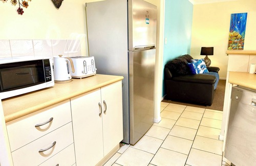 Encounter Bay House | Pet-Friendly 4-Bedroom Lakeside Getaway with BBQ, Private Jetty & Stunning Views