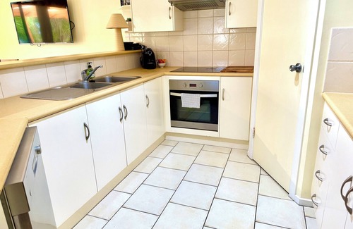 Encounter Bay House | Pet-Friendly 4-Bedroom Lakeside Getaway with BBQ, Private Jetty & Stunning Views