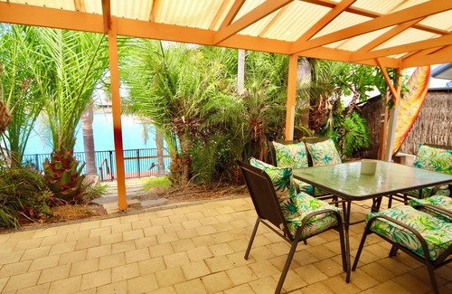 Encounter Bay House | Pet-Friendly 4-Bedroom Lakeside Getaway with BBQ, Private Jetty & Stunning Views