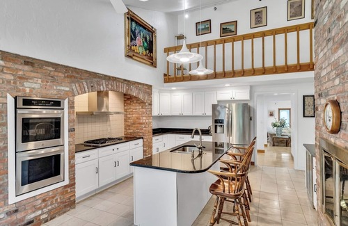 Lincoln House | Pet-Friendly 4BR | Fireplace, Patio and BBQ