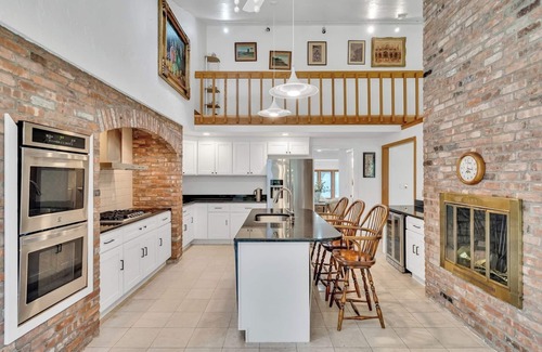Lincoln House | Pet-Friendly 4BR | Fireplace, Patio and BBQ
