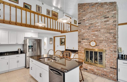 Lincoln House | Pet-Friendly 4BR | Fireplace, Patio and BBQ