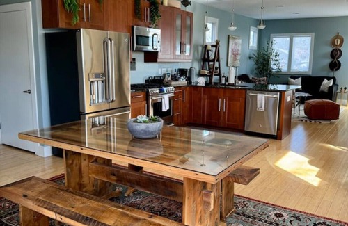Chestnut Hill House | Stylish Downtown Townhouse with Breakfast & Kid-Friendly Perks