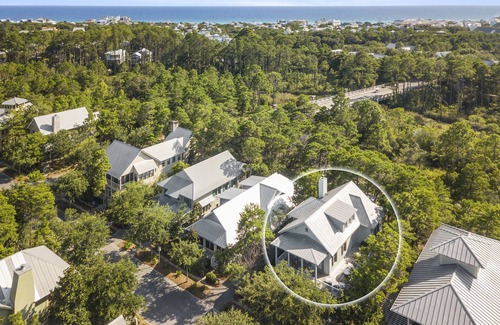 Watercolor House | Ideal Getaway: Golf Cart, Bikes & Close to Waterpark