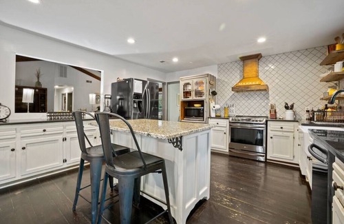 Taylors House | Pet-Friendly Retreat with Pool: 6BR Near Downtown Locations