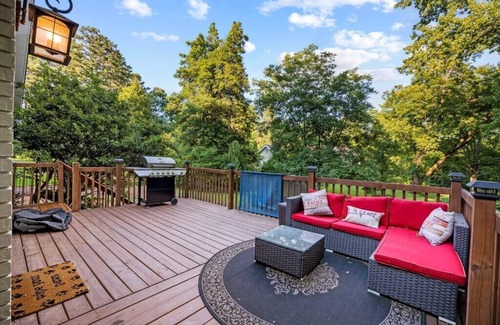 Taylors House | Pet-Friendly Retreat with Pool: 6BR Near Downtown Locations