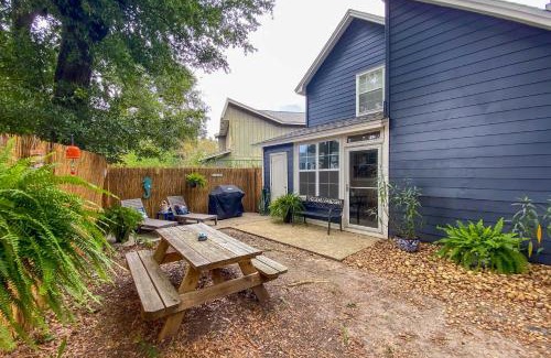 Northeast Pensacola House | Pet-Friendly A-Frame Getaway Steps from Beaches & Downtown