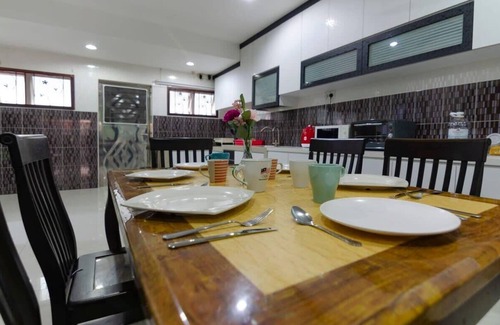 Central District Apartment | Cozy 3BR Cove House with Kitchen & Free Parking Available