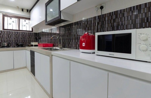Central District Apartment | Cozy 3BR Cove House with Kitchen & Free Parking Available