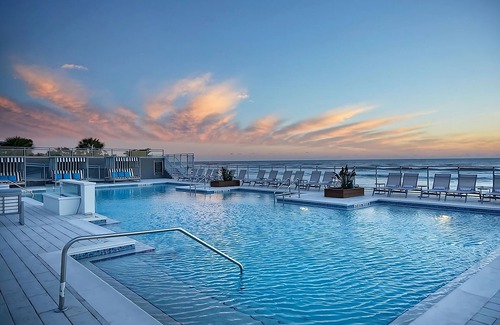 Daytona Beach Hotel | Pet-Friendly Retreat with Pool, Steps from Daytona Beach