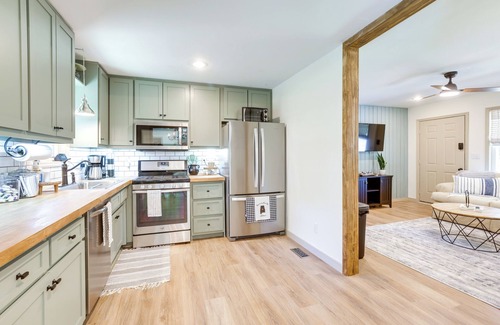 Moody House | Pet-Friendly Alabama Retreat with Deck & Spa Amenities
