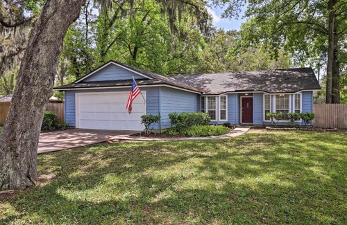 Fernandina Beach House | Pet-Friendly Florida Haven with Grill and Fenced Yard