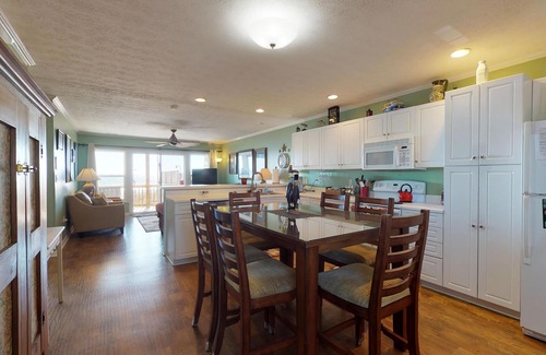 Emerald Isle Cottage | Cozy Pet-Friendly Oceanfront Cottage with Breathtaking Views
